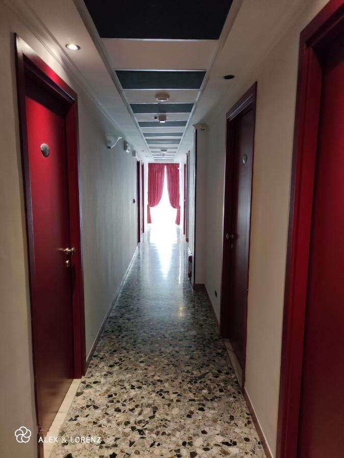Alex & Lorenz Hotel ตอร์วายานีกา ภายนอก รูปภาพ