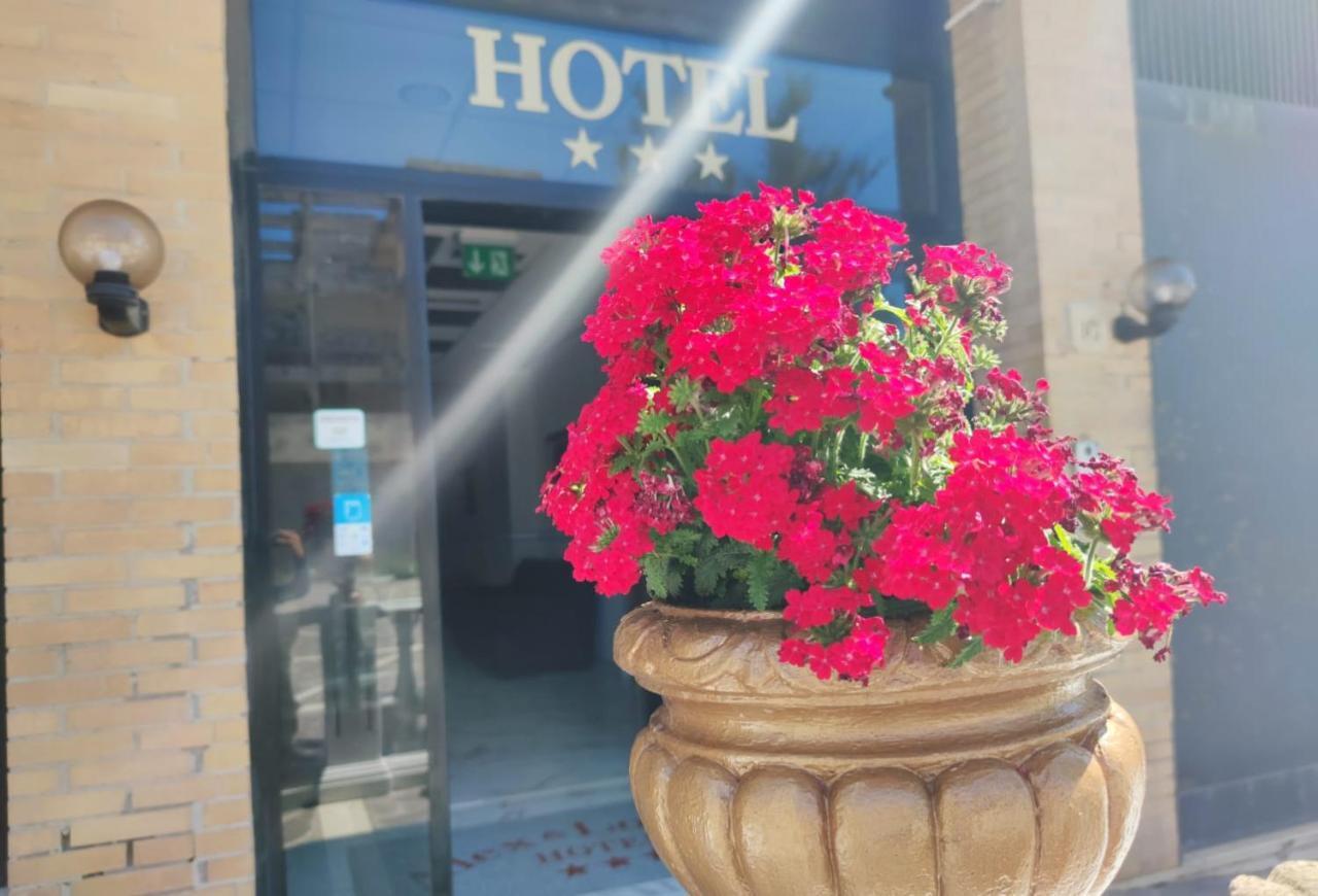 Alex & Lorenz Hotel ตอร์วายานีกา ภายนอก รูปภาพ